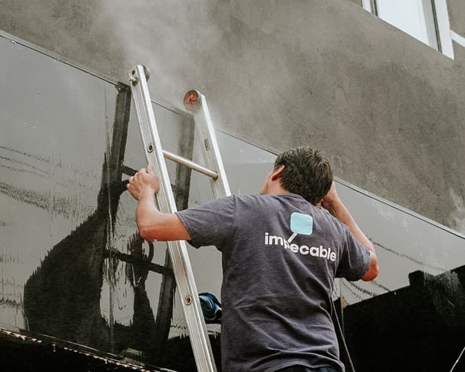 Equipo de limpieza profesional trabajando